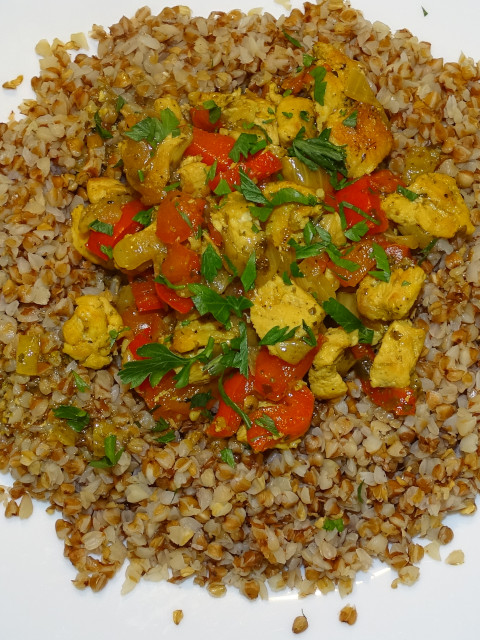 piers kurczaka w sosie paprykowo cebulowym 